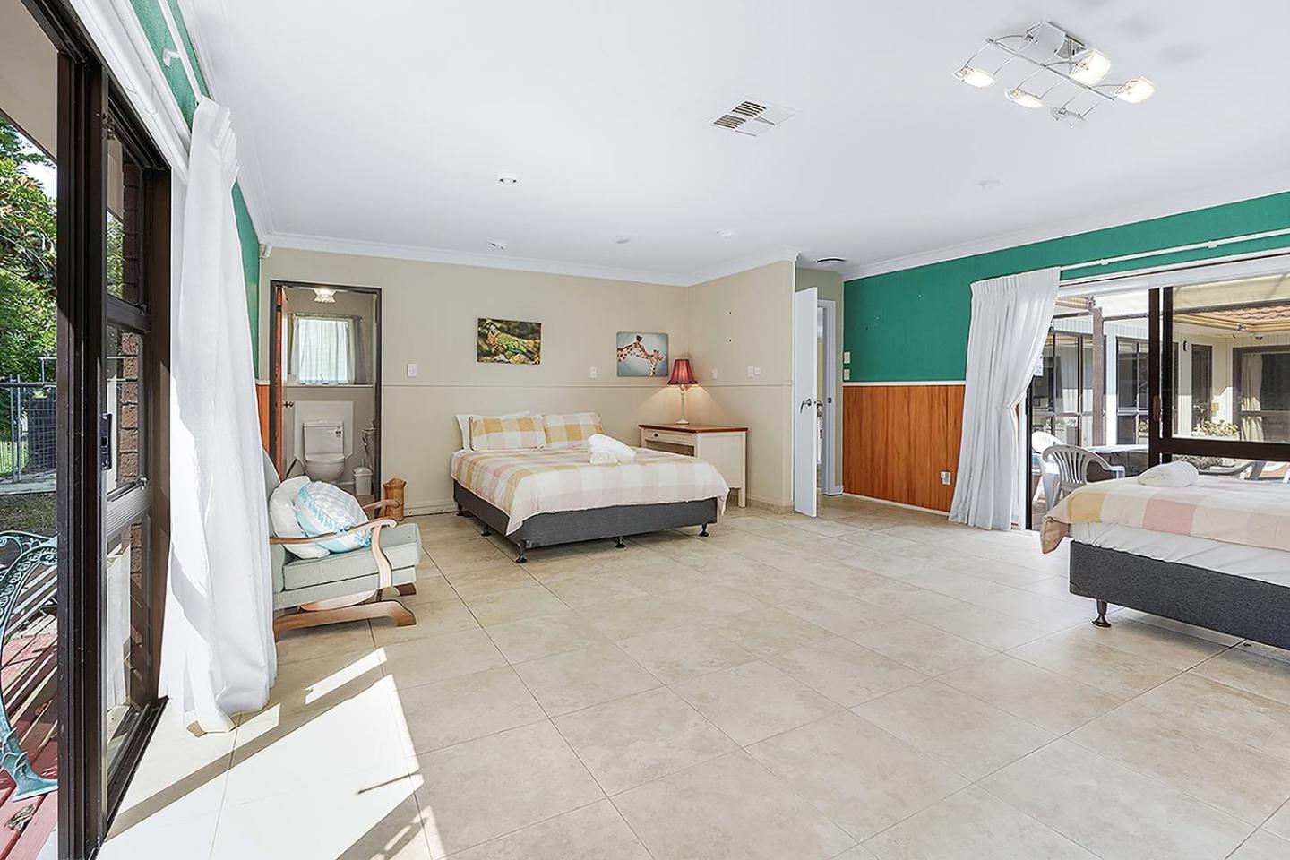 Wow, Spacious Home With A Pool Hamilton Kültér fotó